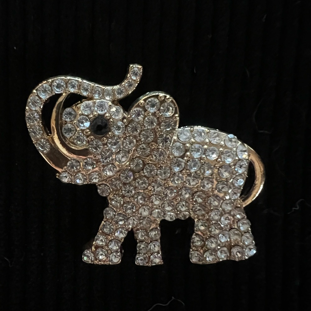 Silver Elephant pendant with Rhinestones